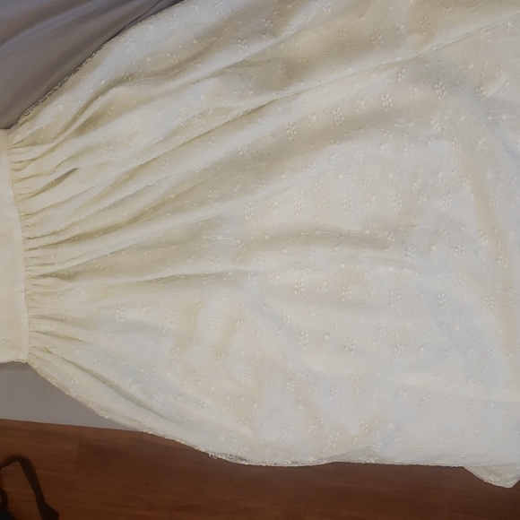 A long white dress - Picture 2 of 3